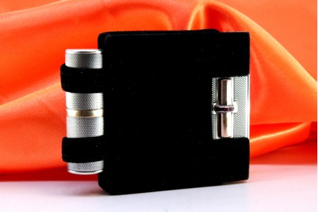 Caixa de toilette em prata escovada com batom,  aplicações a ouro com rubis 